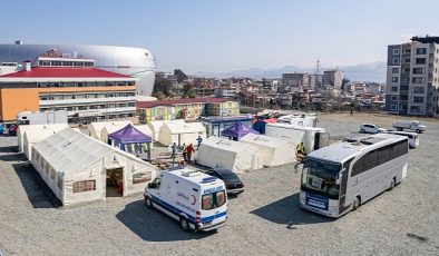 İzmir Büyükşehir Belediyesi Hatay’da mobil ameliyathaneli sahra hastanesi kurdu