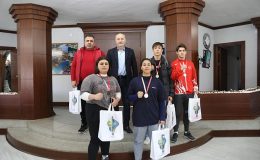 Şampiyon Boksörlerden Başkan Atabay’a Ziyaret