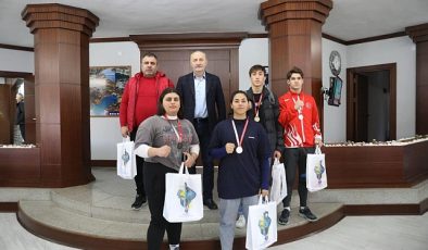 Şampiyon Boksörlerden Başkan Atabay’a Ziyaret