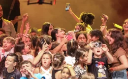 Simge, Didim’de sahnede Aşkın Olayım’ı 100 çocukla birlikte söyledi