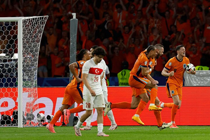 Milli Takım sahadan 2-1 mağlup ayrılarak turnuvaya veda etti.