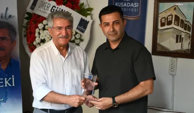 Eski Kültür ve Turizm Bakanı Fikri Sağlar, Kuşadası’nda imza gününde