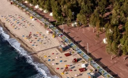 Kuşadası’nda ücretsiz şezlong ve şemsiye uygulaması devam ediyor