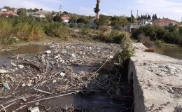 Tarihi Köprü çöplerden tıkandı; EKODOSD kirliliğe dikkat çekti