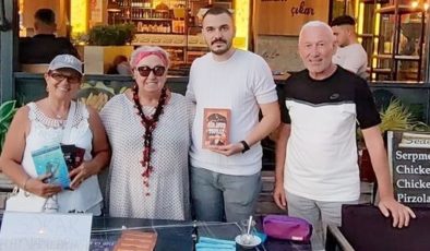 Kitaplarını Sokak hayvanları için imzalıyor