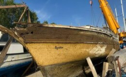 Bodrum’da yarı batık tekne sudan çıkarıldı