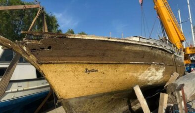 Bodrum’da yarı batık tekne sudan çıkarıldı