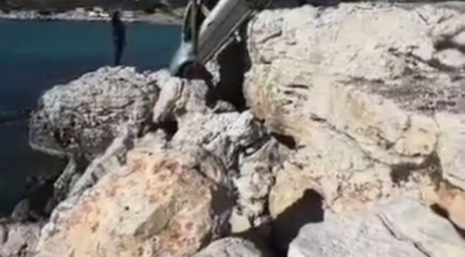 Didim’de el freni çekilmeyen araç kayalıklara uçtu