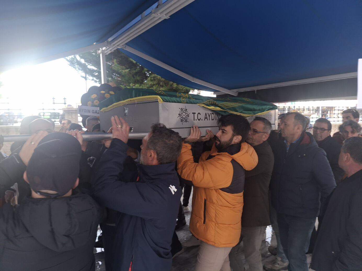 Gazeteci Ozden Son Yolculuguna Ugurlandi 641131 184Bf6A0B4942A8C0F10Ef1Bdc20060E
