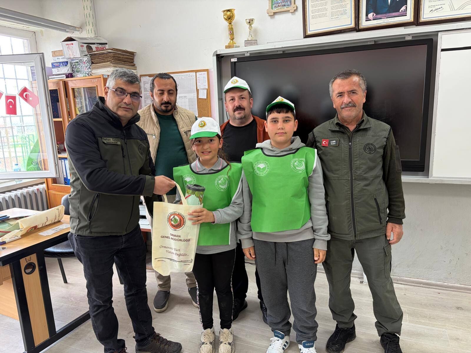 Akyenikoylu Ogrenciler Orman Haftasinda Fidan Dikti 650205 Db04122E31E8E38A4A76A36D79031E67