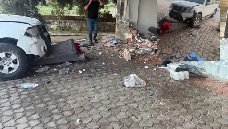Didim’de direksiyon hakimiyetini kaybeden araç dükkana daldı