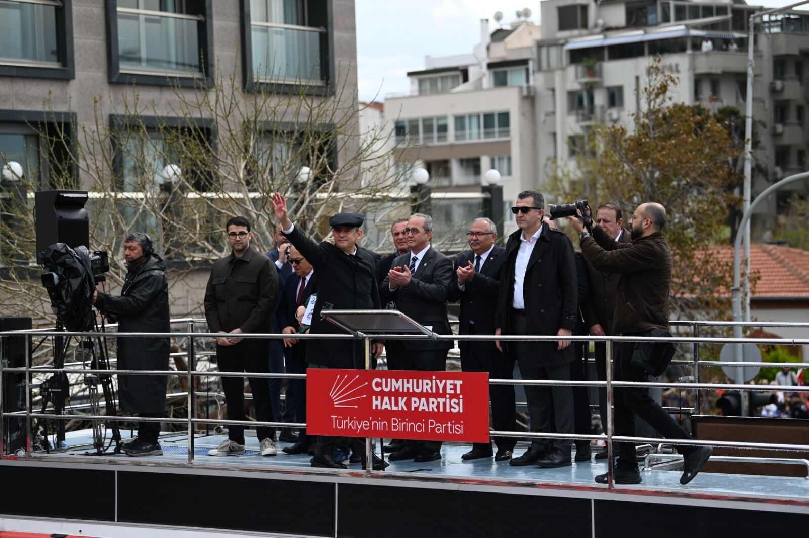 Kusadasinda Omer Genele Buyuk Destek 650836 9Ac72Cfb7F232D94A0Ceba5Fc0D33A03