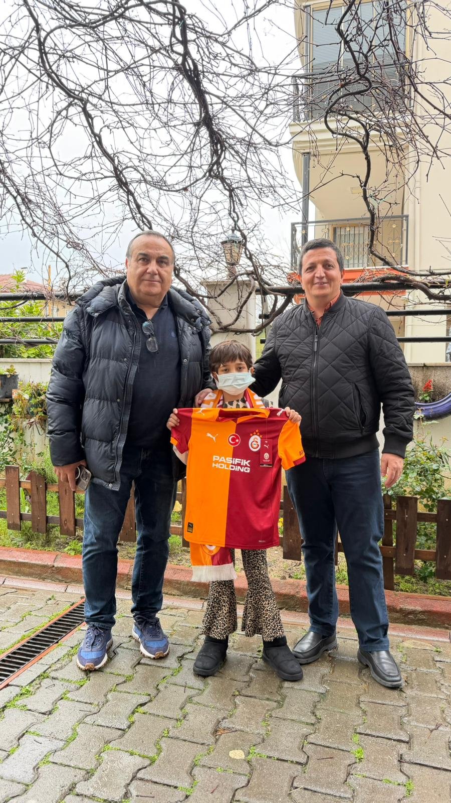 Aydin Galatasaray Taraftarlar Derneginden Ornek Davranis Minik Fatmanin Yuzunu Guldurduler 652604 2Af2Ee34Fef9404Dcaaf143D3Bb1Dce5