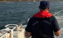 Deniz yatağı ile sürüklenen şahısları sahil güvelik kurtardı