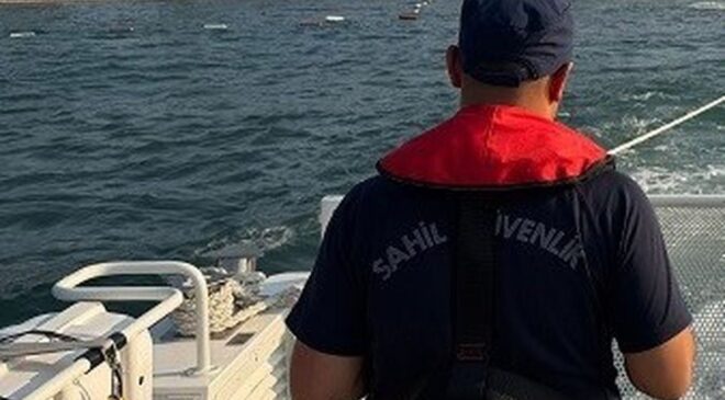 Deniz yatağı ile sürüklenen şahısları sahil güvelik kurtardı