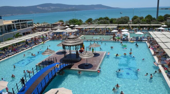Didim’de turist çok, esnafta iş yok